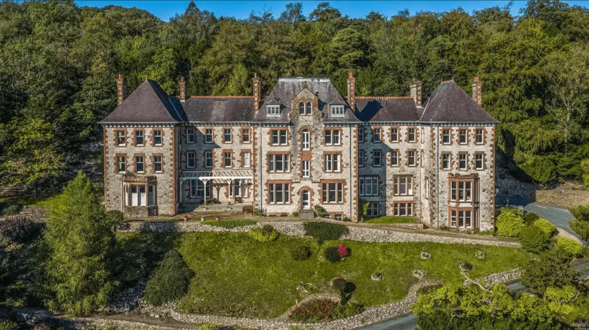 Aerial view of a manor house located in Buckinghamshire, England.